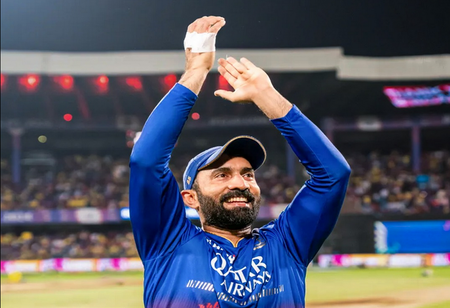 Guard of Honor given by RCB players to Dinesh Karthik upon his IPL Retirement