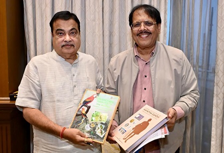 Nitin Gadkari receives Collector's Edition books on Parrots and Gandhi from Sushilkumar Agrawal.